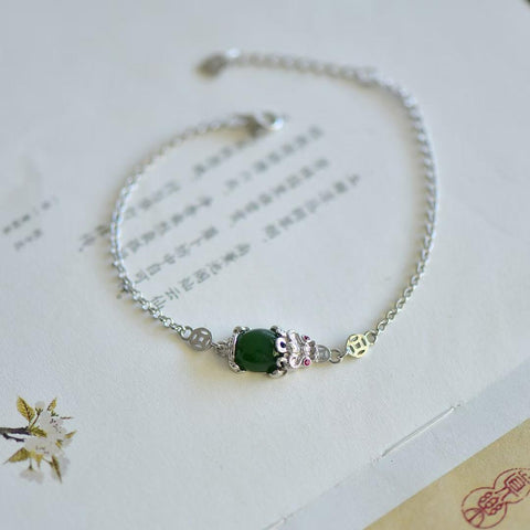 Gelang Pixiu Giok Hetian Bertatahkan Perak Sterling 18027#925 untuk Kekayaan dan Kemakmuran 👉 Desain baru dan unik, menarik perhatian dan mencolok saat dikenakan. Ukuran: 8*10 cm. Termasuk ongkos kirim dan pajak.