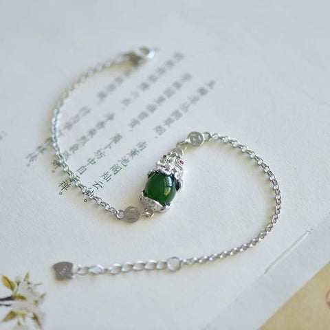 Gelang Pixiu Giok Hetian Bertatahkan Perak Sterling 18027#925 untuk Kekayaan dan Kemakmuran 👉 Desain baru dan unik, menarik perhatian dan mencolok saat dikenakan. Ukuran: 8*10 cm. Termasuk ongkos kirim dan pajak.