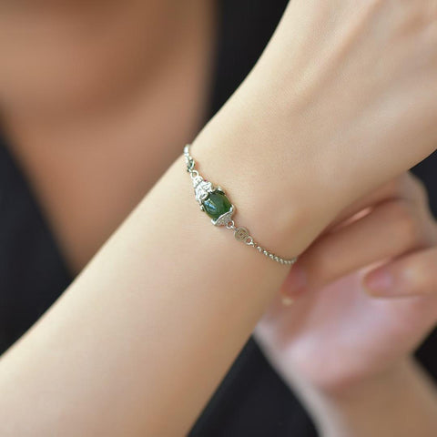 Gelang Pixiu Giok Hetian Bertatahkan Perak Sterling 18027#925 untuk Kekayaan dan Kemakmuran 👉 Desain baru dan unik, menarik perhatian dan mencolok saat dikenakan. Ukuran: 8*10 cm. Termasuk ongkos kirim dan pajak.