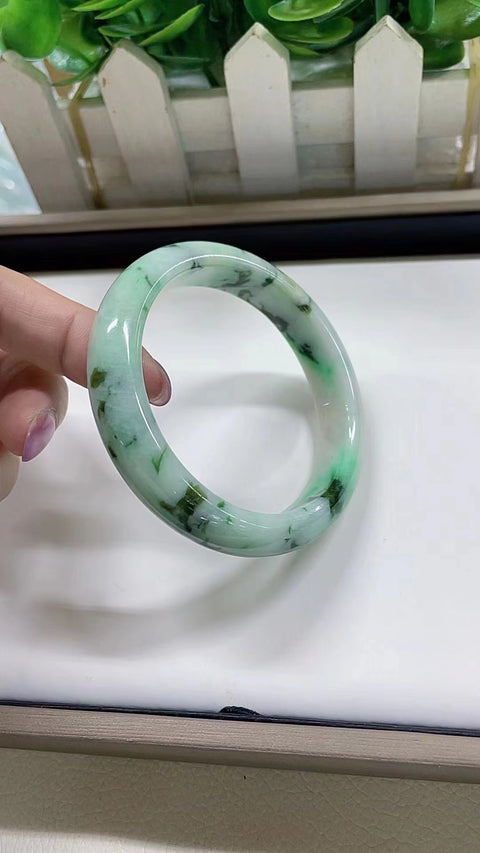 Gelang giok alami, material tambang lama, diameter 56,6 mm. Lebar sisi 1,3 cm. Semua batu terbentuk secara alami. Harga sudah termasuk ongkos kirim dan pajak.