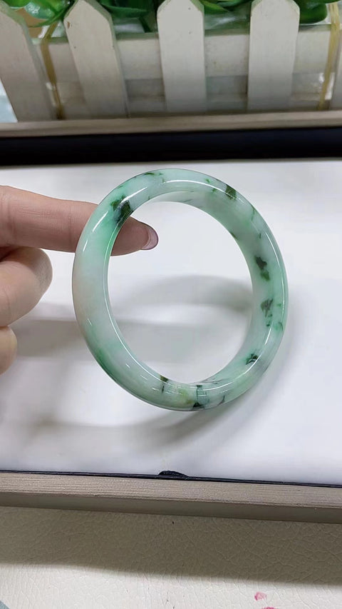Gelang giok alami, material tambang lama, diameter 56,6 mm. Lebar sisi 1,3 cm. Semua batu terbentuk secara alami. Harga sudah termasuk ongkos kirim dan pajak.