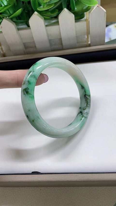 Gelang giok alami, material tambang lama, diameter 56,6 mm. Lebar sisi 1,3 cm. Semua batu terbentuk secara alami. Harga sudah termasuk ongkos kirim dan pajak.