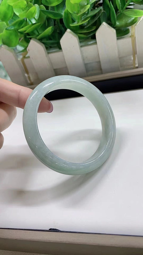 Gelang giok alami, material tambang lama, tekstur halus dan hangat, diameter dalam 57mm. Semua batu terbentuk secara alami. Termasuk ongkos kirim dan pajak.