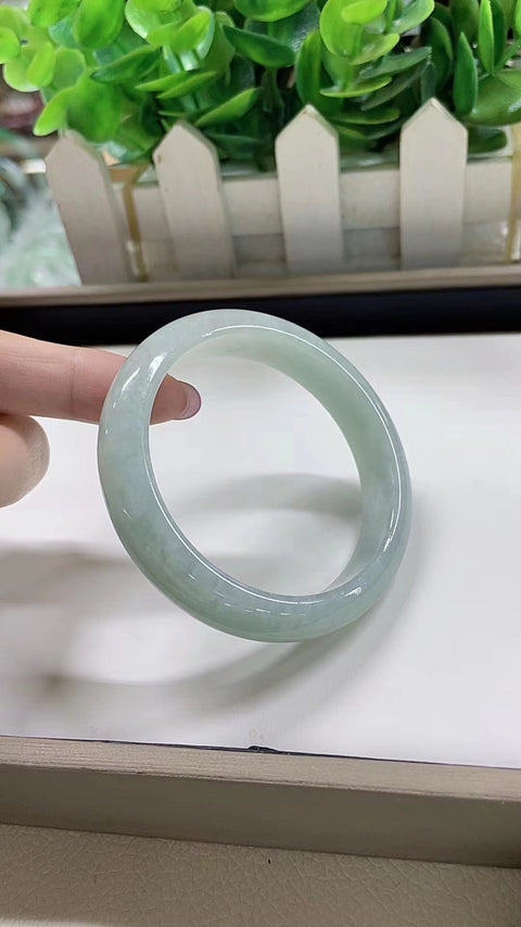 Gelang giok alami, material tambang lama, tekstur halus dan hangat, diameter dalam 57mm. Semua batu terbentuk secara alami. Termasuk ongkos kirim dan pajak.