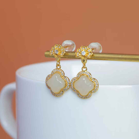 【Nama】Anting-anting Daun Semanggi Empat Kelopak Bertatahkan Giok Hetian Perak Sterling S925  【Nomor Barang】2495-2# 【Spesifikasi】Ukuran Batu: 8*8 cm Harga sudah termasuk ongkos kirim dan pajak