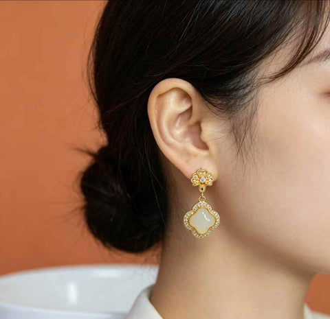 【Nama】Anting-anting Daun Semanggi Empat Kelopak Bertatahkan Giok Hetian Perak Sterling S925  【Nomor Barang】2495-2# 【Spesifikasi】Ukuran Batu: 8*8 cm Harga sudah termasuk ongkos kirim dan pajak