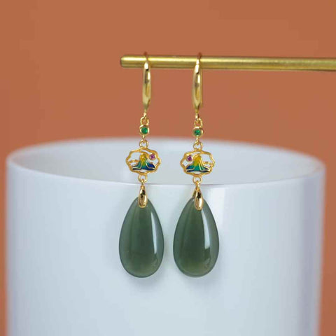 【Nama】Anting-anting Tetesan Air Mata Giok Hetian Bertatahkan Perak Sterling S925  【Nomor Barang】8264Q-2# 【Spesifikasi】Batu Mentah: 10*18 cm Termasuk ongkos kirim dan pajak.