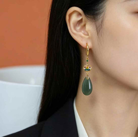 【Nama】Anting-anting Tetesan Air Mata Giok Hetian Bertatahkan Perak Sterling S925  【Nomor Barang】8264Q-2# 【Spesifikasi】Batu Mentah: 10*18 cm Termasuk ongkos kirim dan pajak.
