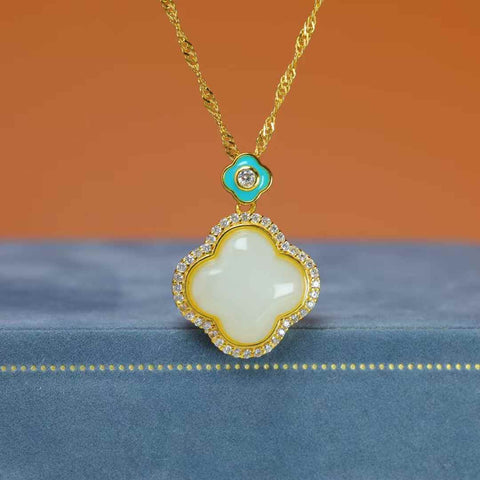 0143-2# Liontin perak sterling S925 bertatahkan giok Hetian berbentuk daun semanggi empat helai. Ukuran batu permata: 12*12 mm. Termasuk ongkos kirim dan pajak.