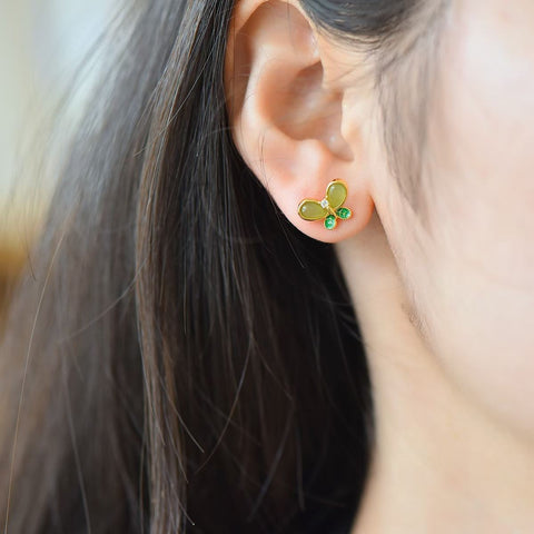 17130-2# Anting Kupu-kupu Giok Hetian Bertatahkan Perak Sterling 925. Desain baru dan unik, pengerjaan yang indah, menonjol dari yang lain. Dimensi giok: 3*5 cm. Harga sudah termasuk ongkos kirim dan pajak.