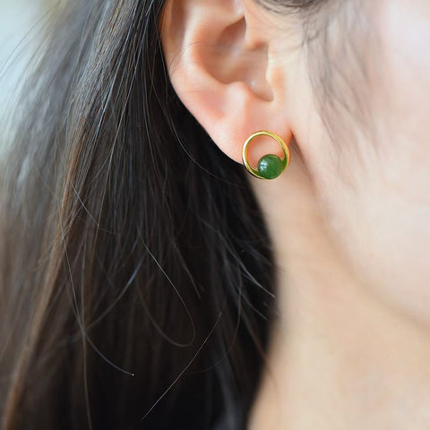 17118-2# Anting-anting perak sterling 925 bertatahkan giok Hetian, bentuk bulat dan penuh. Desain baru dan unik, pengerjaan yang indah, menonjol dari yang lain. Ukuran giok: 6*6 cm. Harga sudah termasuk ongkos kirim dan pajak.