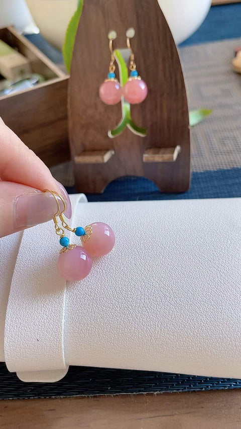 Anting-anting kalsedon alami, klasik dan serbaguna, sangat menawan, terutama cocok untuk dikenakan di musim semi dan musim panas. Ukuran 1.0, termasuk ongkos kirim dan pajak.