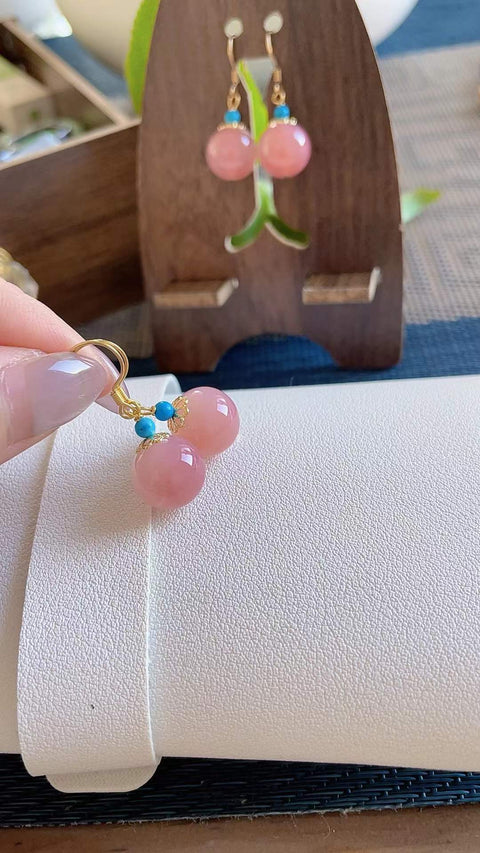 Anting-anting kalsedon alami, klasik dan serbaguna, sangat menawan, terutama cocok untuk dikenakan di musim semi dan musim panas. Ukuran 1.0, termasuk ongkos kirim dan pajak.