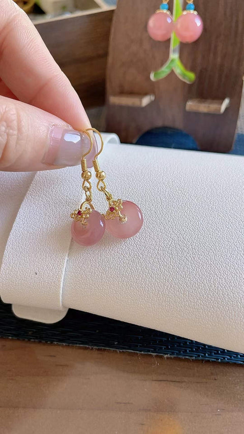 Anting-anting kalsedon alami, klasik dan serbaguna, sangat menawan, terutama cocok untuk dikenakan di musim semi dan musim panas. Ukuran 0,7 cm. Termasuk ongkos kirim dan pajak.