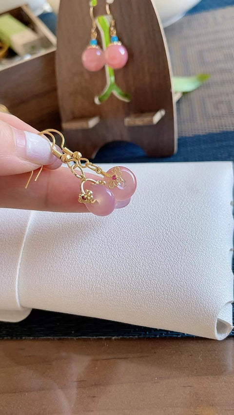 Anting-anting kalsedon alami, klasik dan serbaguna, sangat menawan, terutama cocok untuk dikenakan di musim semi dan musim panas. Ukuran 0,7 cm. Termasuk ongkos kirim dan pajak.