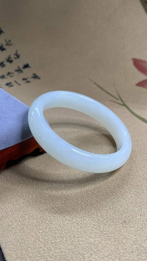 Gelang giok Xiuyan yang indah – dengan finishing Cahaya Bulan Putih, halus dan berkilau, cantik di pergelangan tangan. Diameter dalam: 53,5 mm, lebar tepi: 12,3 mm. Semua batu terbentuk secara alami. Harga sudah termasuk ongkos kirim dan pajak.