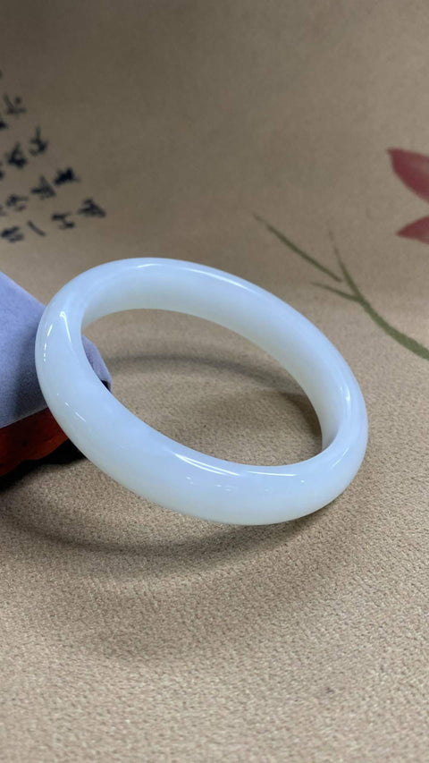 Gelang giok Xiuyan yang indah – dengan finishing Cahaya Bulan Putih, halus dan berkilau, cantik di pergelangan tangan. Diameter dalam: 53,5 mm, lebar tepi: 12,3 mm. Semua batu terbentuk secara alami. Harga sudah termasuk ongkos kirim dan pajak.