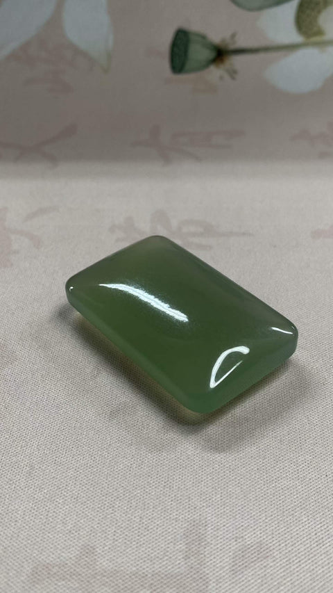 Liontin Perdamaian dan Keamanan: Liontin giok Xiuyan yang indah, melambangkan perdamaian dan keamanan, berwarna hijau es, dan tembus cahaya. Dimensi: 47 x 28,8 x 12,3 mm, termasuk ongkos kirim dan pajak.