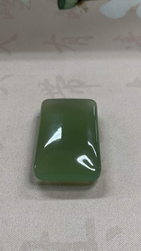 Liontin Perdamaian dan Keamanan: Liontin giok Xiuyan yang indah, melambangkan perdamaian dan keamanan, berwarna hijau es, dan tembus cahaya. Dimensi: 47 x 28,8 x 12,3 mm, termasuk ongkos kirim dan pajak.