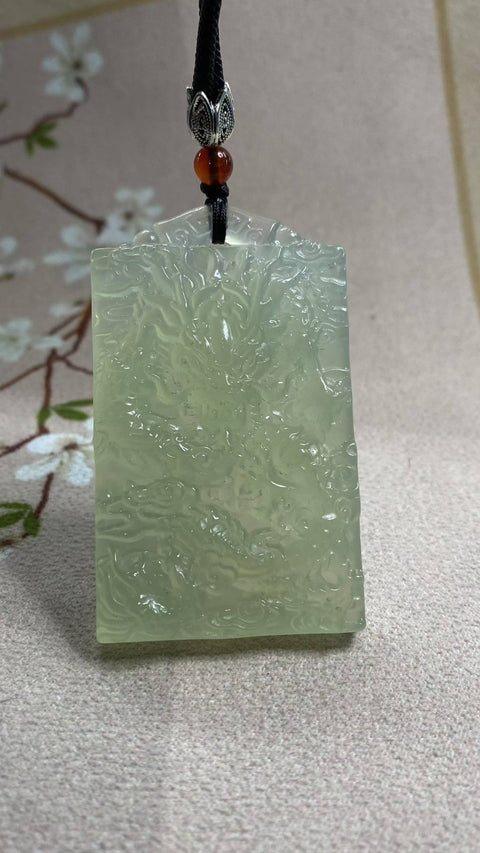 Bisnis yang Makmur: Liontin Giok Xiuyan Hijau Es yang Indah - Plakat Naga, melambangkan era yang makmur. Dimensi: 68,8 x 40 x 10,5 mm. Harga sudah termasuk ongkos kirim dan pajak.