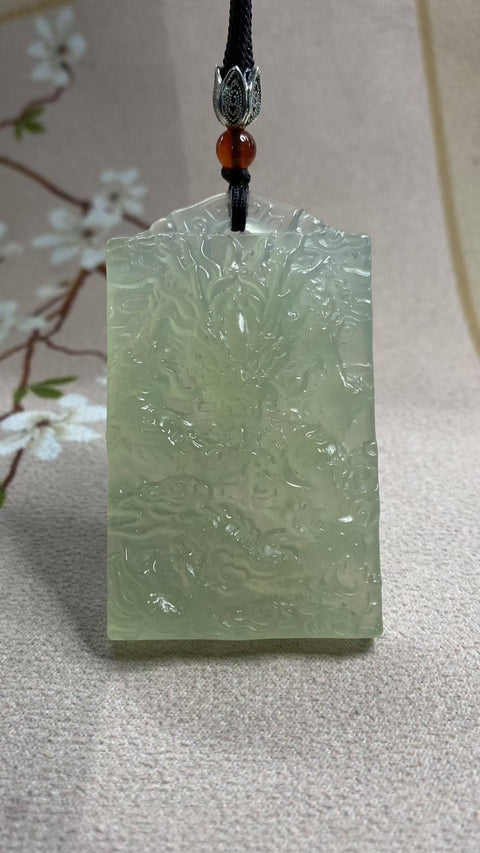 Bisnis yang Makmur: Liontin Giok Xiuyan Hijau Es yang Indah - Plakat Naga, melambangkan era yang makmur. Dimensi: 68,8 x 40 x 10,5 mm. Harga sudah termasuk ongkos kirim dan pajak.
