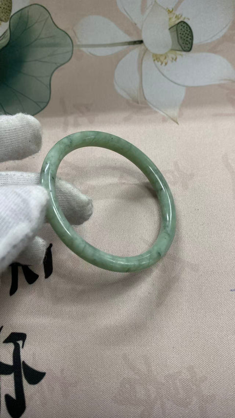 Gelang giok Xiuyan kuno berwarna hijau minyak yang indah - motif garis kecantikan, diameter dalam: 54mm. Semua batu terbentuk secara alami. Termasuk ongkos kirim dan pajak.