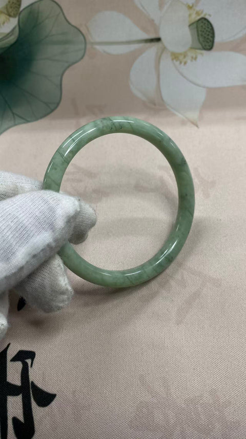 Gelang giok Xiuyan kuno berwarna hijau minyak yang indah - motif garis kecantikan, diameter dalam: 54mm. Semua batu terbentuk secara alami. Termasuk ongkos kirim dan pajak.