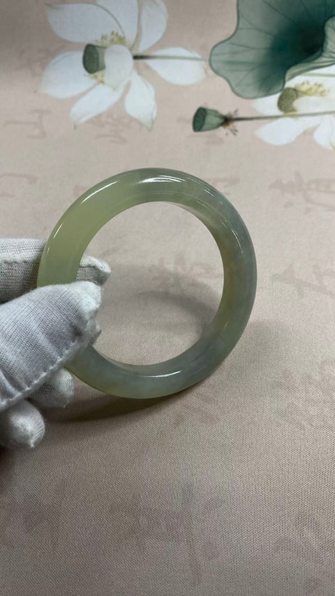 Gelang lukisan tinta giok Xiuyan yang indah, warna tintanya secantik lukisan, dengan efek gradien. Diameter dalam: 59mm, lebar tepi: 11,5mm. Batu giok semuanya terbentuk secara alami. Harga sudah termasuk ongkos kirim dan pajak.