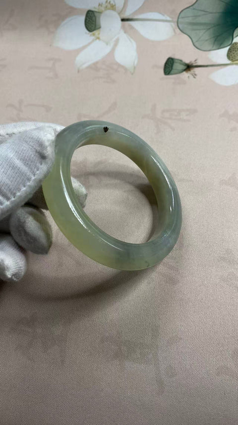 Gelang lukisan tinta giok Xiuyan yang indah, warna tintanya secantik lukisan, dengan efek gradien. Diameter dalam: 59mm, lebar tepi: 11,5mm. Batu giok semuanya terbentuk secara alami. Harga sudah termasuk ongkos kirim dan pajak.