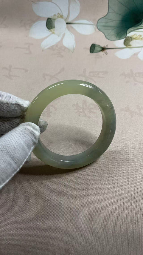 Gelang lukisan tinta giok Xiuyan yang indah, warna tintanya secantik lukisan, dengan efek gradien. Diameter dalam: 59mm, lebar tepi: 11,5mm. Batu giok semuanya terbentuk secara alami. Harga sudah termasuk ongkos kirim dan pajak.