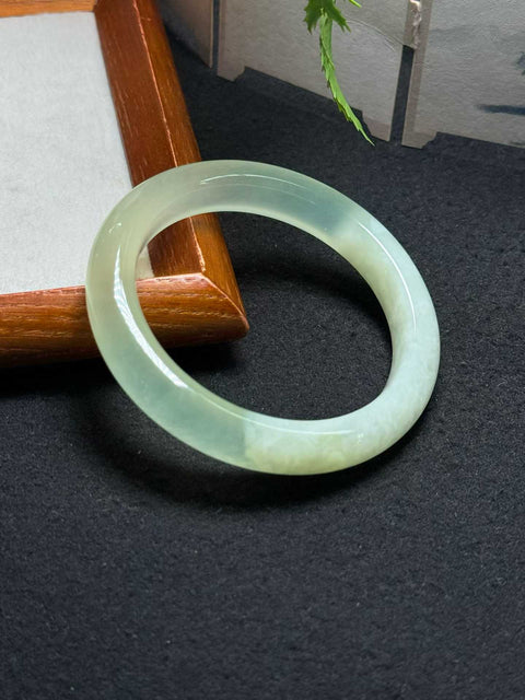 Gelang giok Xiuyan alami dan tembus cahaya, berukuran sekitar 59×11,6×10mm. Semua batu terbentuk secara alami; harga sudah termasuk ongkos kirim dan pajak.