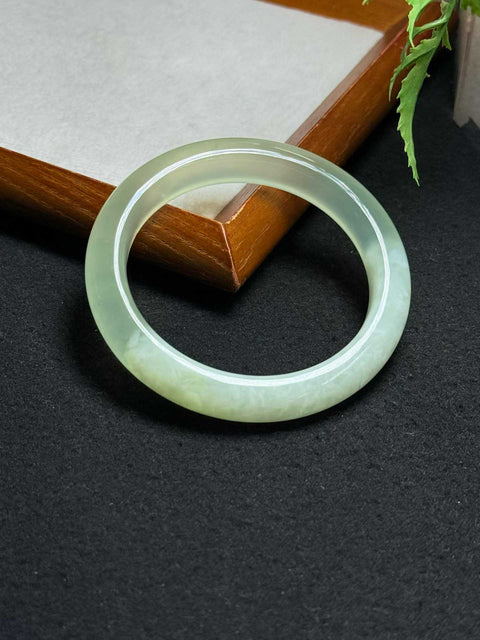 Gelang giok Xiuyan alami dan tembus cahaya, berukuran sekitar 59×11,6×10mm. Semua batu terbentuk secara alami; harga sudah termasuk ongkos kirim dan pajak.