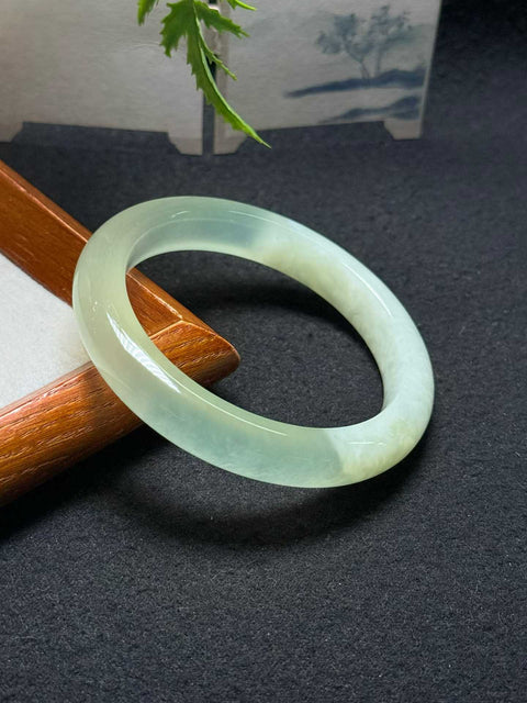Gelang giok Xiuyan alami dan tembus cahaya, berukuran sekitar 59×11,6×10mm. Semua batu terbentuk secara alami; harga sudah termasuk ongkos kirim dan pajak.
