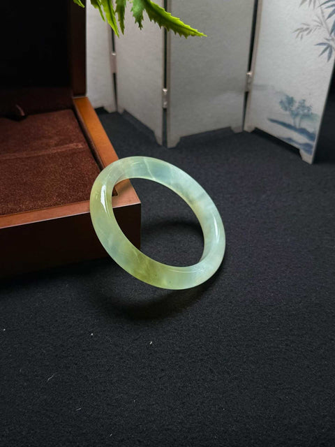Gelang giok Xiuyan alami dan tembus cahaya ini berukuran sekitar 56,5 x 12,5 x 9 mm. Semua batu terbentuk secara alami. Harga sudah termasuk ongkos kirim dan pajak.