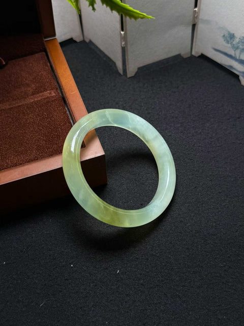 Gelang giok Xiuyan alami dan tembus cahaya ini berukuran sekitar 56,5 x 12,5 x 9 mm. Semua batu terbentuk secara alami. Harga sudah termasuk ongkos kirim dan pajak.