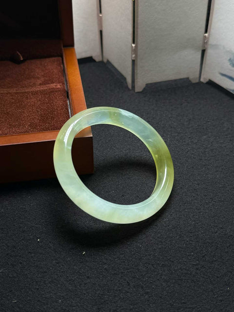Gelang giok Xiuyan alami dan tembus cahaya ini berukuran sekitar 56,5 x 12,5 x 9 mm. Semua batu terbentuk secara alami. Harga sudah termasuk ongkos kirim dan pajak.