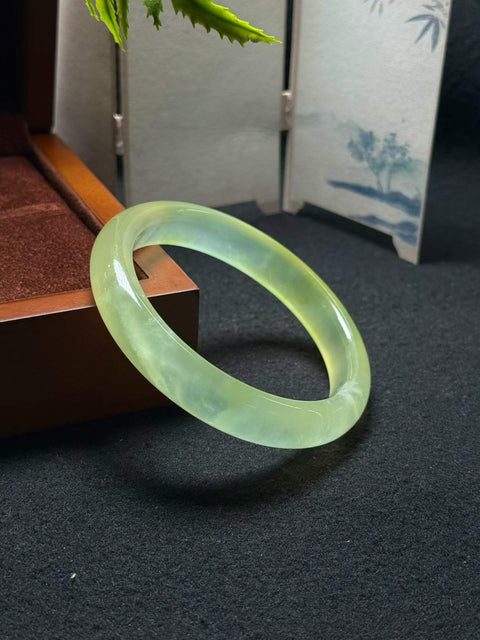 Gelang giok Xiuyan alami dan tembus cahaya ini berukuran sekitar 59,6 x 12 x 8,6 mm. Semua batu terbentuk secara alami. Harga sudah termasuk ongkos kirim dan pajak.