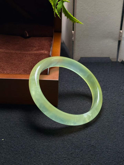 Gelang giok Xiuyan alami dan tembus cahaya ini berukuran sekitar 59,6 x 12 x 8,6 mm. Semua batu terbentuk secara alami. Harga sudah termasuk ongkos kirim dan pajak.