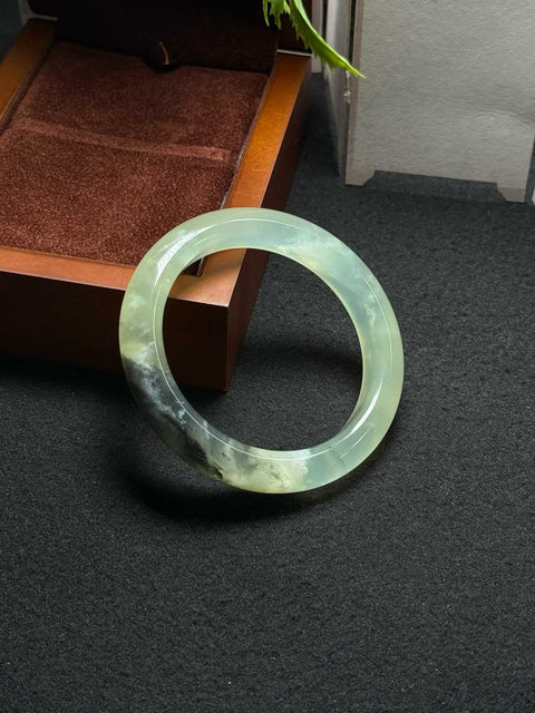 Gelang giok Xiuyan alami dan tembus cahaya ini berukuran sekitar 56,5 x 12,3 x 9,3 mm. Semua batu terbentuk secara alami. Harga sudah termasuk ongkos kirim dan pajak.