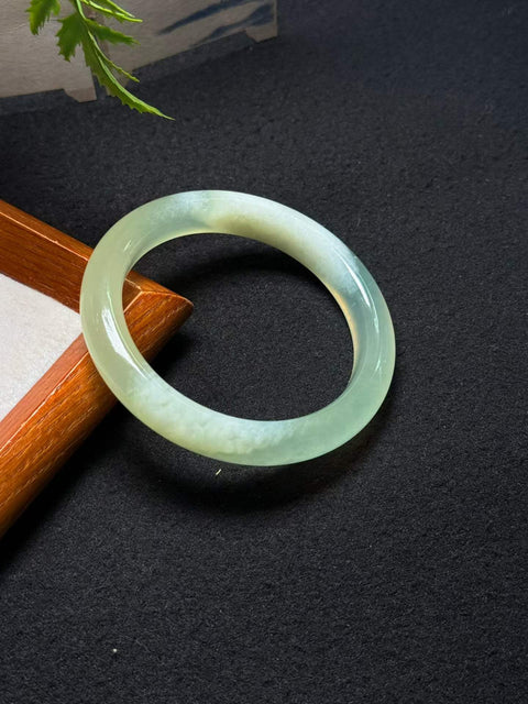 Gelang giok Xiuyan alami dan tembus cahaya 👌 Perkiraan dimensi: 59,3×11,6×9,3 mm. Semua batu terbentuk secara alami. Termasuk ongkos kirim dan pajak.