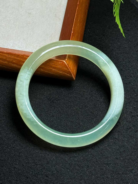 Gelang giok Xiuyan alami dan tembus cahaya 👌 Perkiraan dimensi: 59,3×11,6×9,3 mm. Semua batu terbentuk secara alami. Termasuk ongkos kirim dan pajak.
