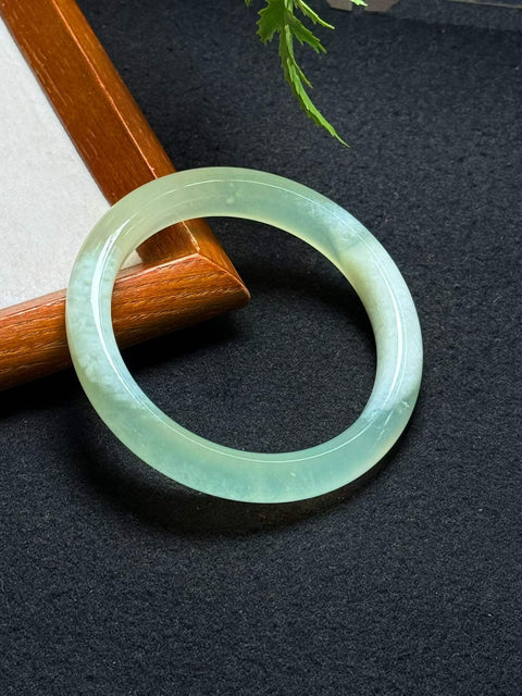 Gelang giok Xiuyan alami dan tembus cahaya 👌 Perkiraan dimensi: 59,3×11,6×9,3 mm. Semua batu terbentuk secara alami. Termasuk ongkos kirim dan pajak.