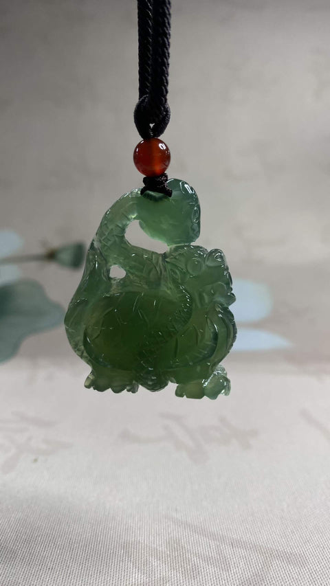 Xuanwu: Liontin giok Xiuyan yang indah, warna hijau pekat, dengan tekstur halus dan berminyak. Ukuran: 38 x 30 mm. Semua batu alam terbentuk secara alami. Termasuk ongkos kirim dan pajak.