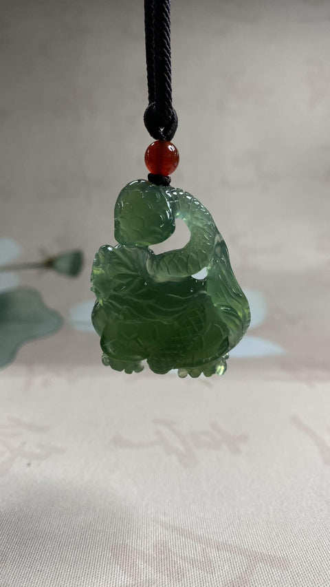 Xuanwu: Liontin giok Xiuyan yang indah, warna hijau pekat, dengan tekstur halus dan berminyak. Ukuran: 38 x 30 mm. Semua batu alam terbentuk secara alami. Termasuk ongkos kirim dan pajak.