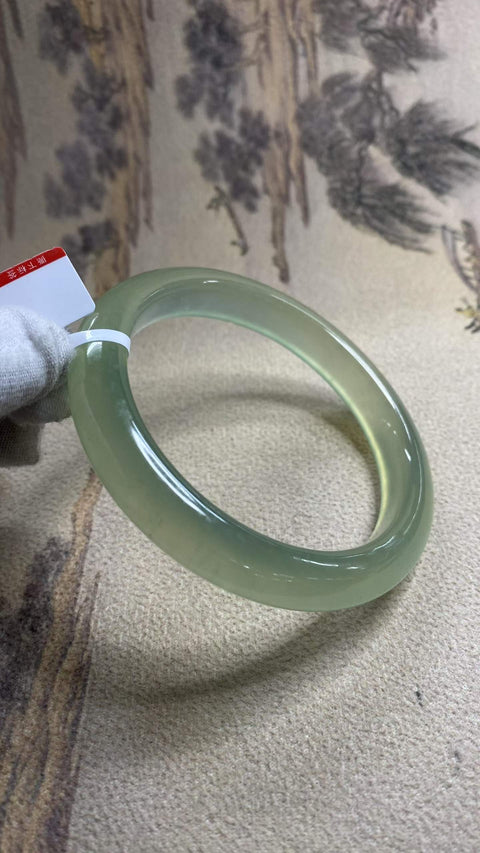 Gelang giok Xiuyan hijau es yang indah, diameter dalam: 64,3 mm, lebar tepi: 11,6 mm. Semua batu terbentuk secara alami. Harga sudah termasuk ongkos kirim dan pajak.