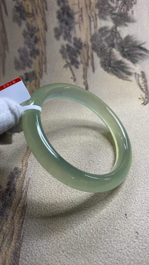 Gelang giok Xiuyan hijau es yang indah, diameter dalam: 64,3 mm, lebar tepi: 11,6 mm. Semua batu terbentuk secara alami. Harga sudah termasuk ongkos kirim dan pajak.