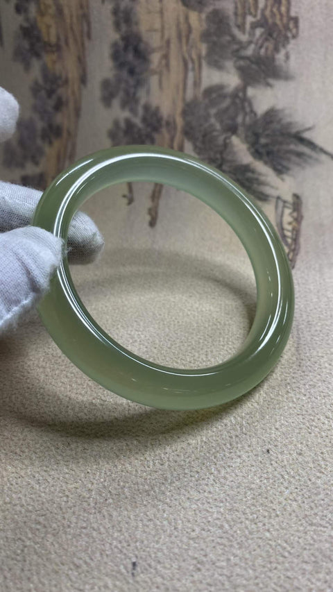 Gelang giok Xiuyan hijau es yang indah, diameter dalam: 62,2 mm, lebar tepi: 11,6 mm. Semua batu terbentuk secara alami. Harga sudah termasuk ongkos kirim dan pajak.