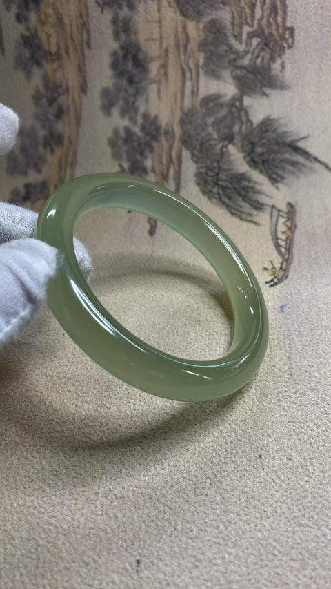 Gelang giok Xiuyan hijau es yang indah, diameter dalam: 62,2 mm, lebar tepi: 11,6 mm. Semua batu terbentuk secara alami. Harga sudah termasuk ongkos kirim dan pajak.
