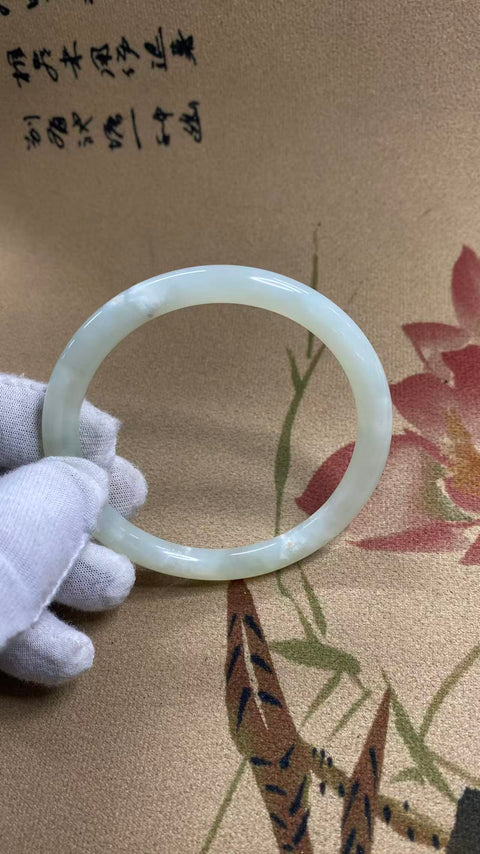 Gelang keindahan cahaya bulan putih giok Xiuyan yang sangat indah, diameter dalam: 63mm. Semua batu terbentuk secara alami. Termasuk ongkos kirim dan pajak.