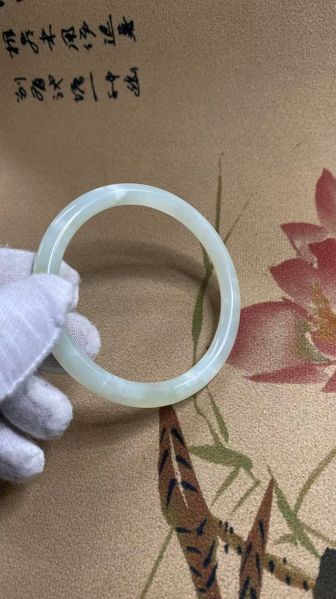 Gelang keindahan cahaya bulan putih giok Xiuyan yang sangat indah, diameter dalam: 63mm. Semua batu terbentuk secara alami. Termasuk ongkos kirim dan pajak.
